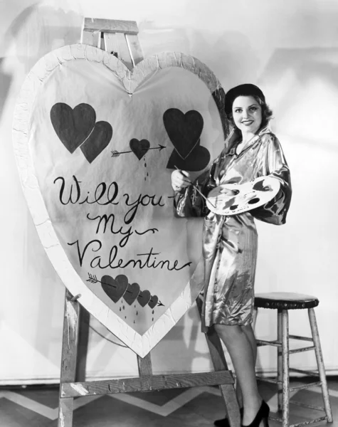 Mujer pintando enorme valentine — Foto de Stock