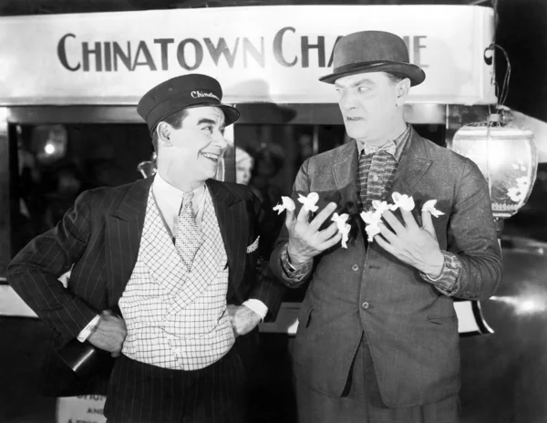 Schaffner und Geschäftsmann mit Bändern an neun Fingern — Stockfoto