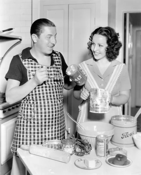 Paar backt gemeinsam in der Küche einen Kuchen — Stockfoto