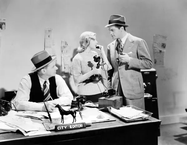 En una oficina hablando en un teléfono de vela palo — Foto de Stock