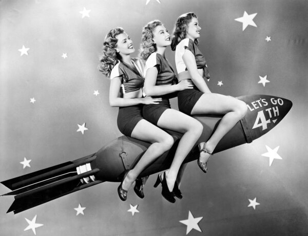 Tres mujeres sentadas en un cohete — Foto de Stock