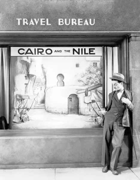 Ο άνθρωπος στέκεται μπροστά από ένα κατάστημα — Φωτογραφία Αρχείου