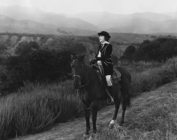 Paardrijden in het land — Stockfoto