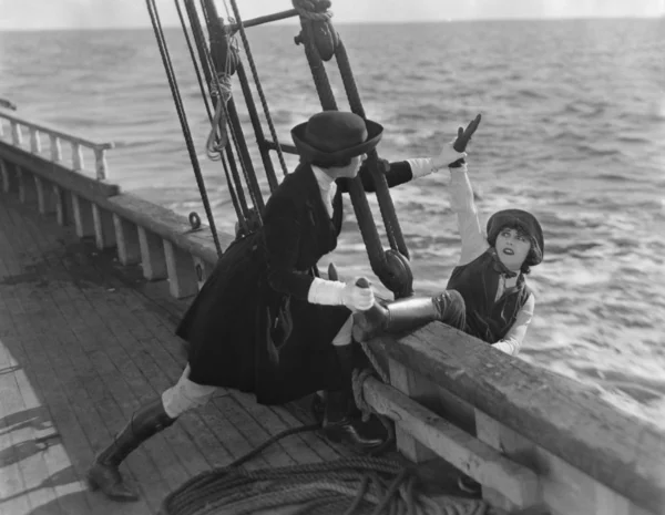 Žena přes palubu — Stock fotografie