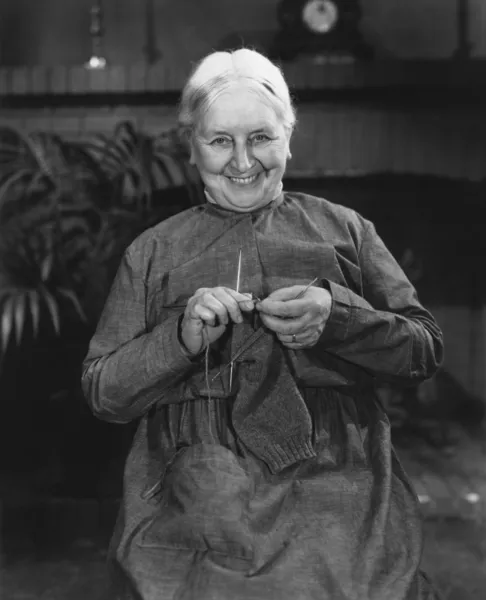 Πλέκοντας ένα πουλόβερ — Φωτογραφία Αρχείου