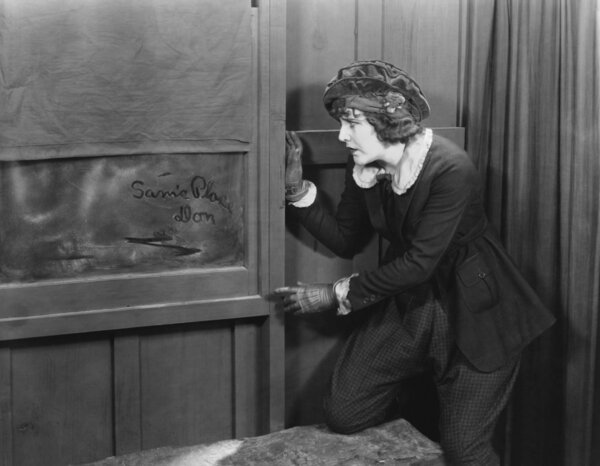 Женщина подслушивает.
