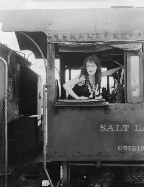 Vrouw op zoek trein venster — Stockfoto