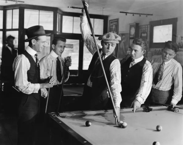 Grupo de homens jogando snooker — Fotografia de Stock