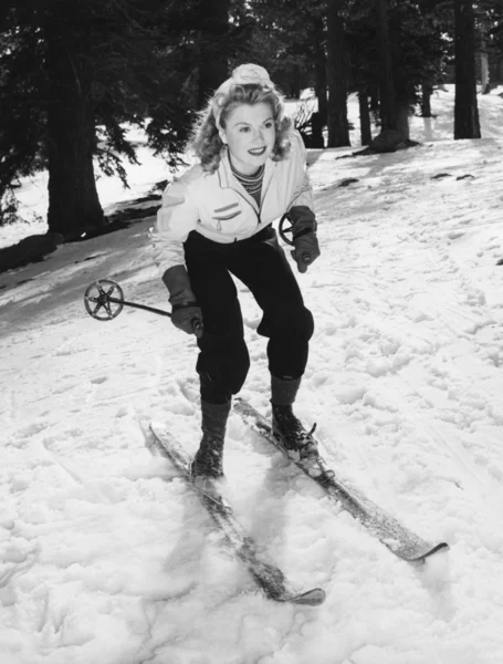 Женщина на лыжах с согнутыми коленями — стоковое фото