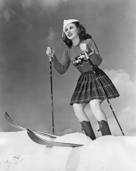 Låg vinkel syn på ung kvinna skidåkning — Stockfoto