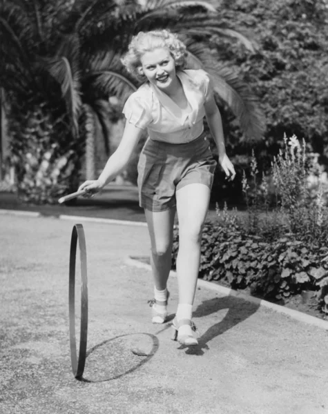 Jovem sorrindo mulher brincando com aro — Fotografia de Stock