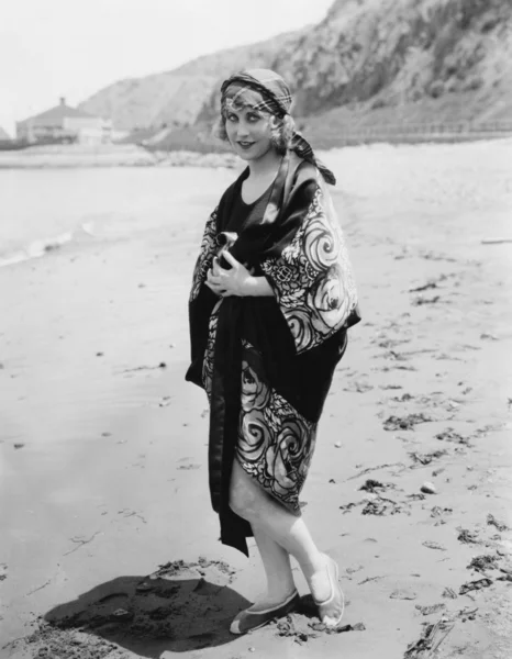 Mulher em quimono na praia — Fotografia de Stock