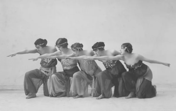 Sahnede dans eden genç kadınlar — Stok fotoğraf