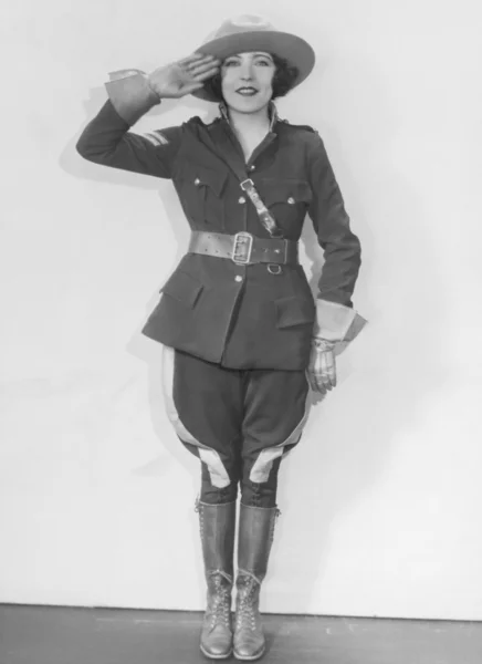 Mulher de uniforme dá uma saudação — Fotografia de Stock