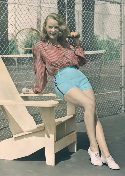Жінка тримає тенісну ракетку — стокове фото