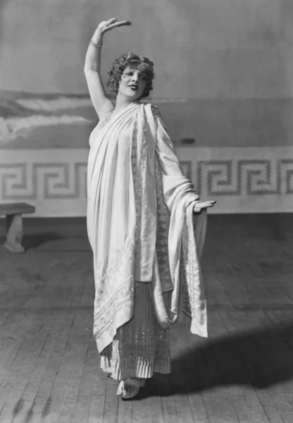 Mulher vestida com roupas gregas — Fotografia de Stock