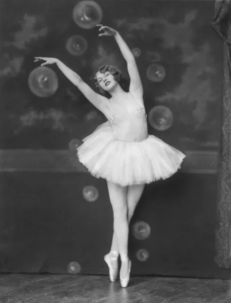 Χορεύτρια μπαλέτου στο σημείο — Φωτογραφία Αρχείου