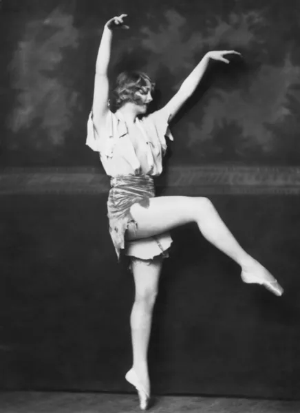 Bailarina de ballet actuando en el escenario — Foto de Stock