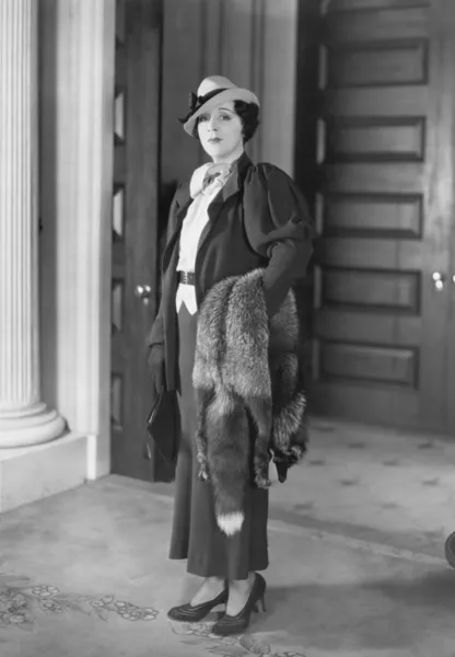 Portrait of elegant woman with fur coat — Stock Photo, Image