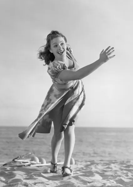 Frau spielt am Strand — Stockfoto