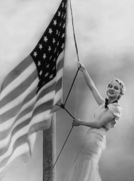 Femme avec drapeau américain — Photo