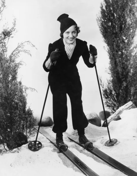 Mujer con ropa de invierno esquiando — Foto de Stock