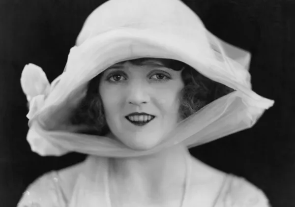 Close-up van lachende vrouw in hoed — Stockfoto