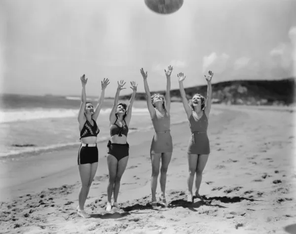 Flickor att ha kul på stranden — Stockfoto