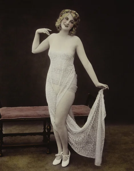 Portret kobiety ubrane w białe koronkowe — Zdjęcie stockowe