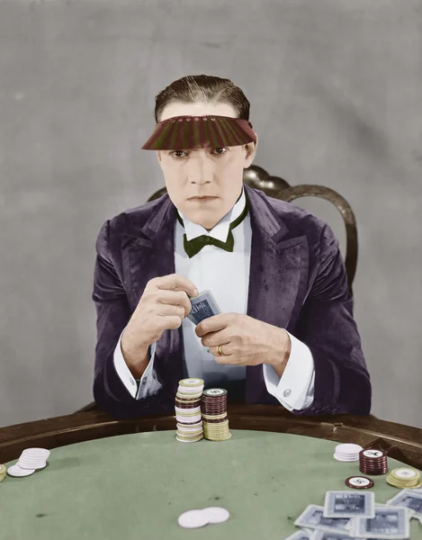 Portret van gokker op kaart tafel — Stockfoto