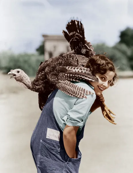 Retrato de mujer con pavo vivo colgado sobre el hombro — Foto de Stock