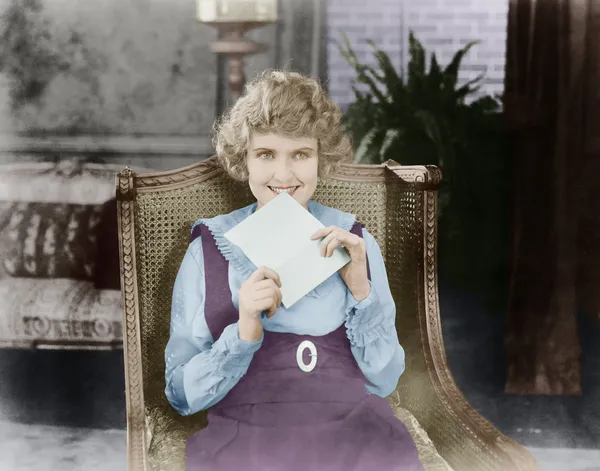 Glada kvinna med brev — Stockfoto