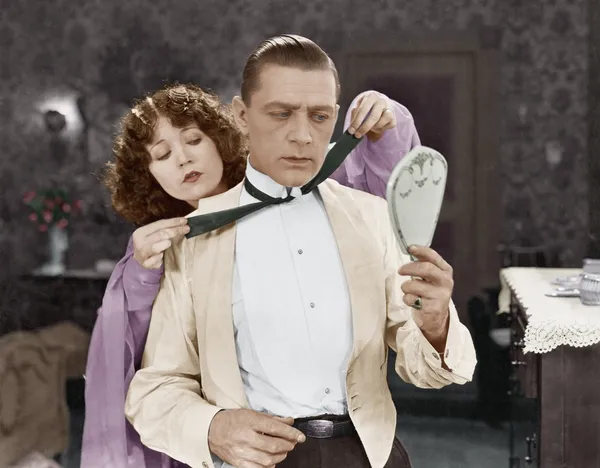 Frau hilft Mann beim Krawattenbinden — Stockfoto