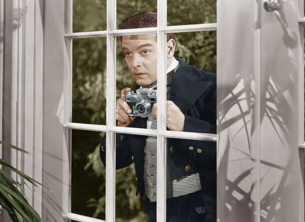 Homem tirando fotos pela janela — Fotografia de Stock