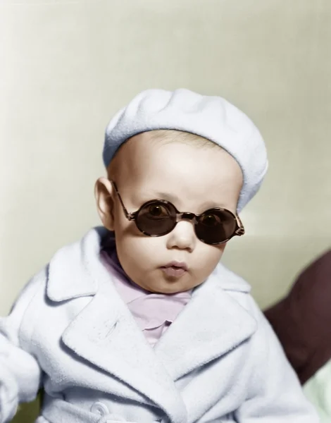 Portrait of baby wearing beret and sunglasses — Stock Photo, Image