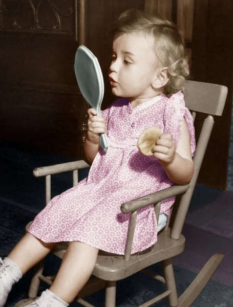 鏡で見ている小さな女の子 — ストック写真