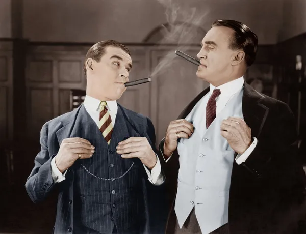 Двое мужчин курят сигары — стоковое фото