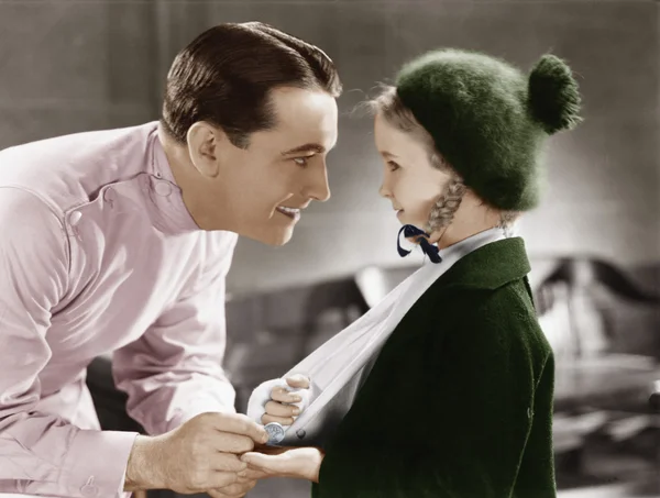 Доктор і маленька дівчинка з рукою в слінгу — стокове фото