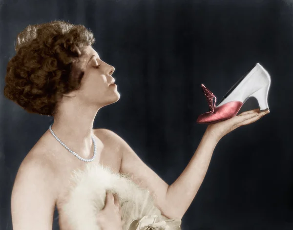 Kadın holding Ayakkabı — Stok fotoğraf