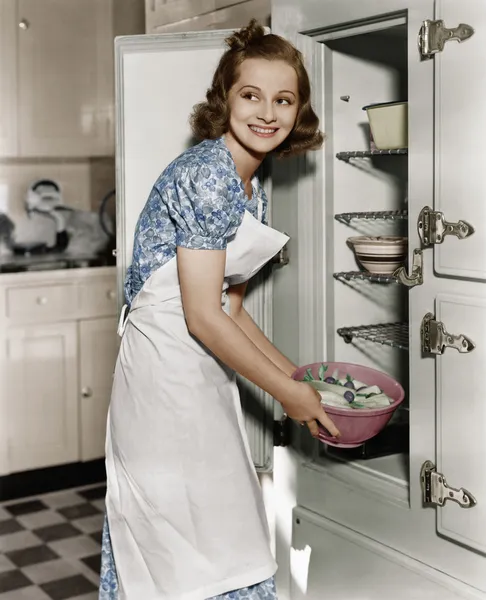 Portrait of woman in kitchen — Stock Photo, Image