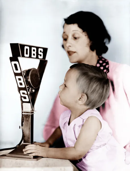 Dziecko i matka z mikrofonem radia — Zdjęcie stockowe