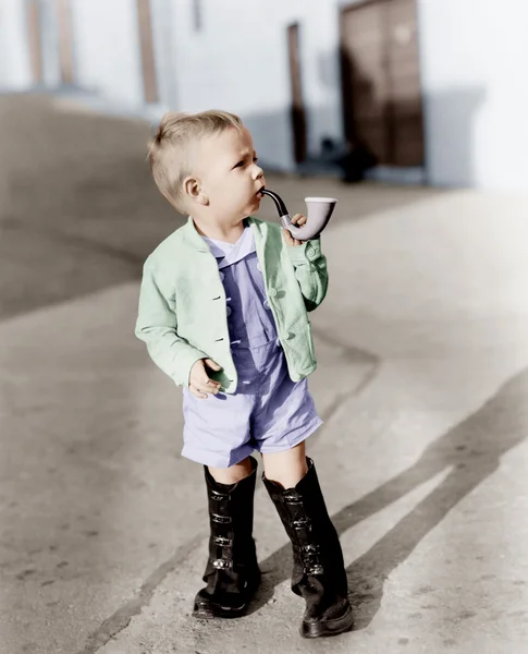 Πορτρέτο του μικρού αγοριού με σωλήνα — Φωτογραφία Αρχείου
