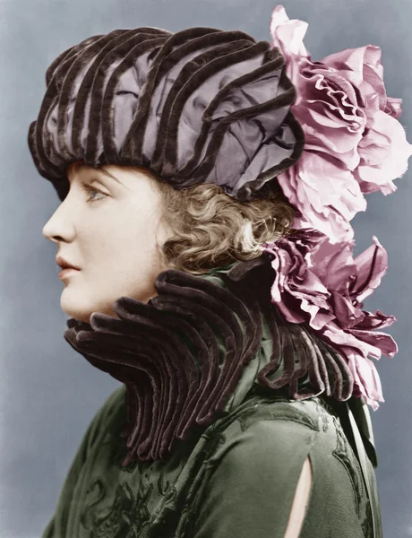 Woman wearing elaborate hat — Stock Photo, Image
