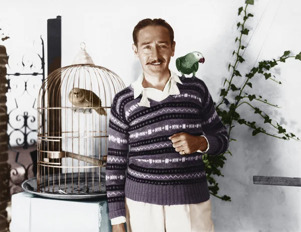 Άνθρωπος που θέτουν με πτηνών συντροφιάς — Φωτογραφία Αρχείου