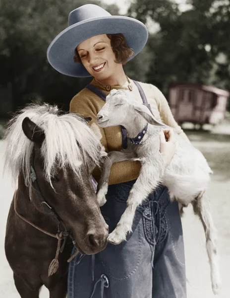 Женщина с козой и пони — стоковое фото
