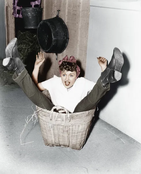 Mulher caindo no cesto — Fotografia de Stock