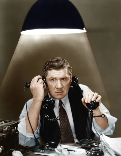 Άνθρωπος χρησιμοποιώντας δύο τηλέφωνα — Φωτογραφία Αρχείου