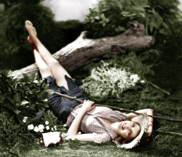 Mujer tendida en el suelo y sonriendo — Foto de Stock