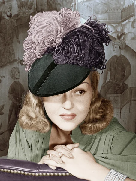 Πορτραίτο μιας γυναίκας με ένα φτερωτά καπέλο — Φωτογραφία Αρχείου