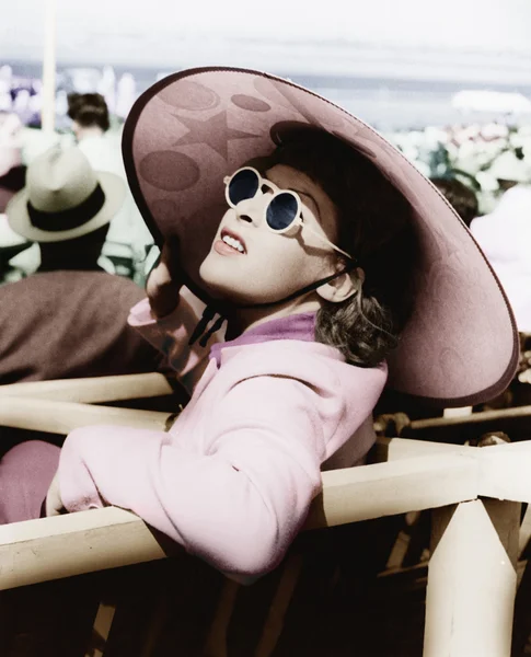 Kobieta w wielkim niedz kapelusz i okulary przeciwsłoneczne — Zdjęcie stockowe